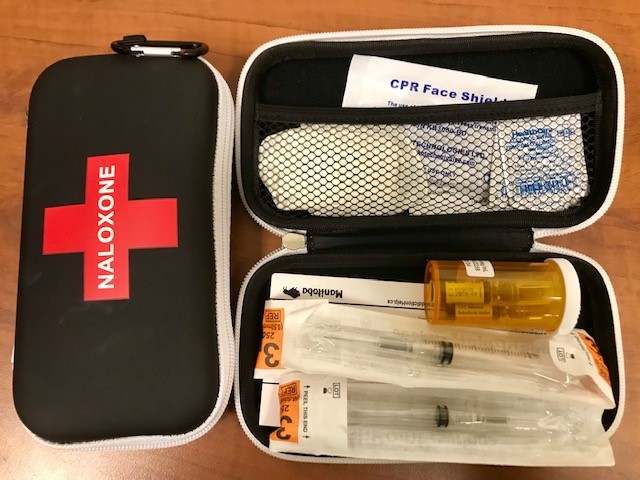 contents of a nalaxone kit