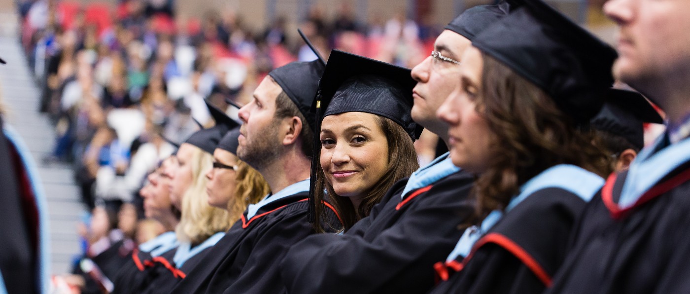 Question about university. Высшее образование в Канаде. Кружок людей. Фото выделяющихся людей. Фото англиский людей.