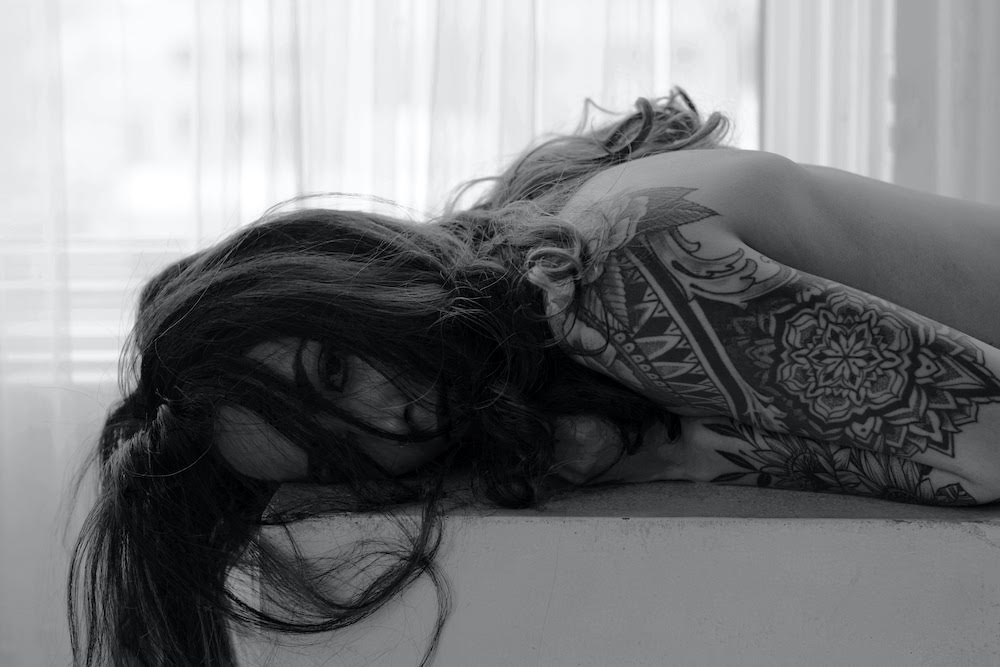 Image of Amanda Cavalho in black and white.