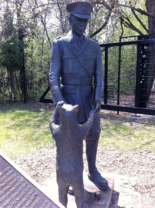 Image of a statue of Winnie the Bear and Lieutenant Colebourn (Photo Credit: Tracy Whalen).