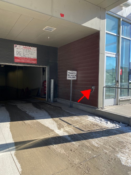 axworthy-health-and-recplex-parkade-entrance-arrow.jpg