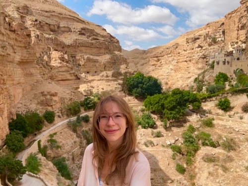 Rielle with cliffs in the background