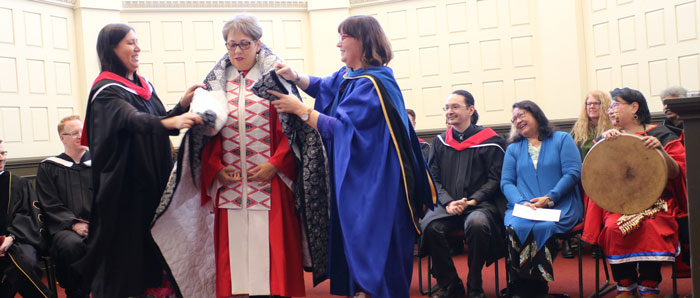 Linda Tuhiwai Smith recieves a blanket at her HD Ceremony