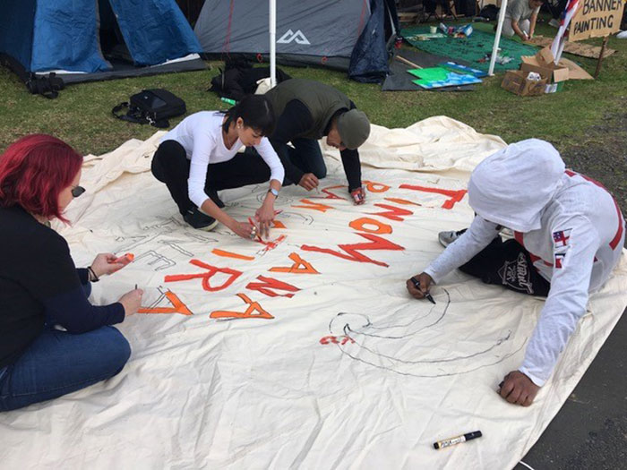 Tent painting with the Piki Toi crew at Ihumatao 