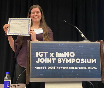 Jessica de Kort holding a certificate